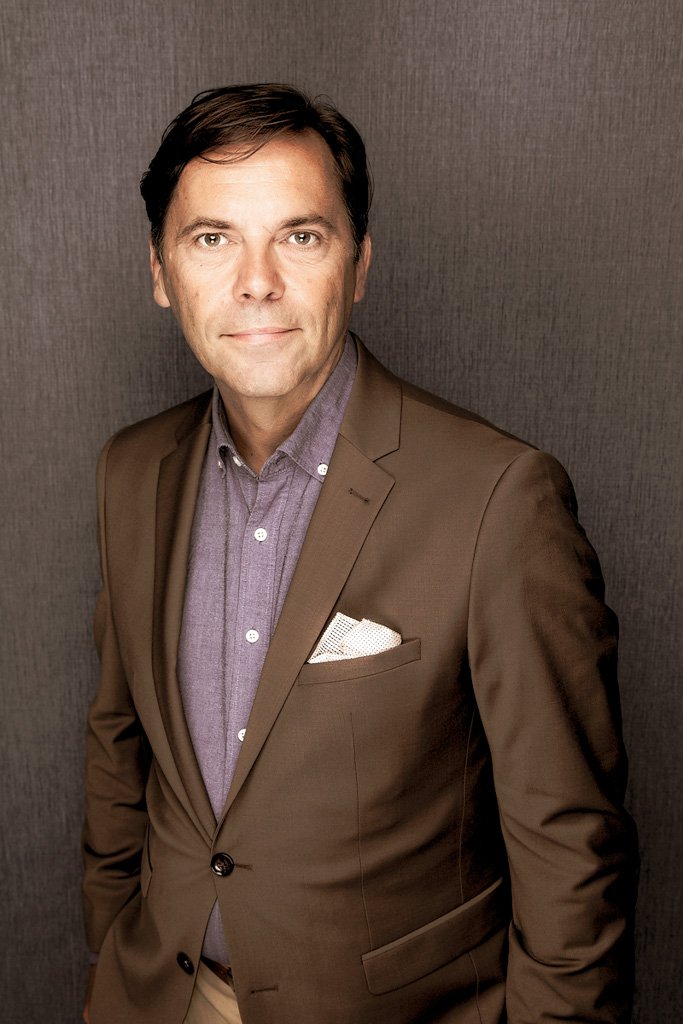 Glückliches Ehepaar vertraut auf Immobilienmakler Muster Immobilien